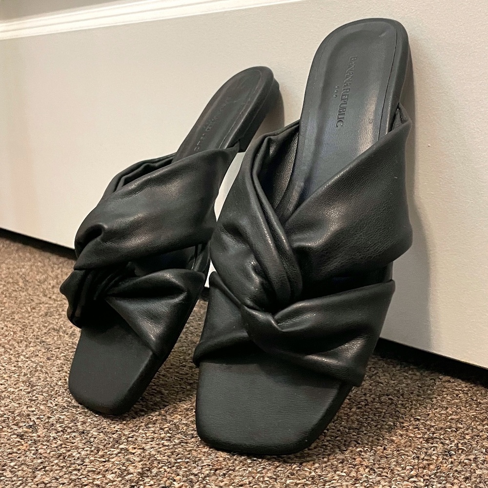 Banana Republic Twisted Knot Flat Sandal Black Size 6